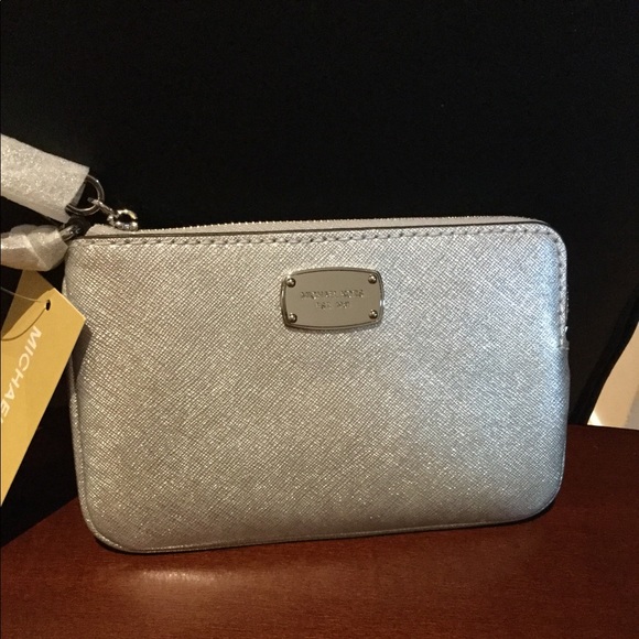 ⭐️Host Pick⭐️Michael Kors Jet Set Silver Wristlet - Picture 3 of 8